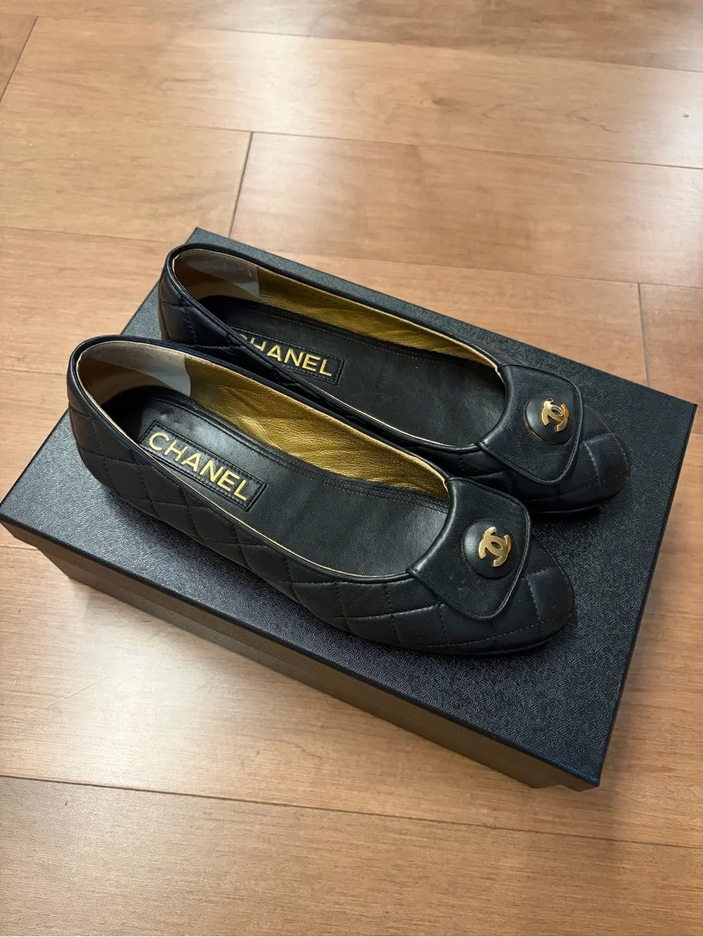 CHANEL Black Quilted Leather Ballet Flats with Gold CC Plaque